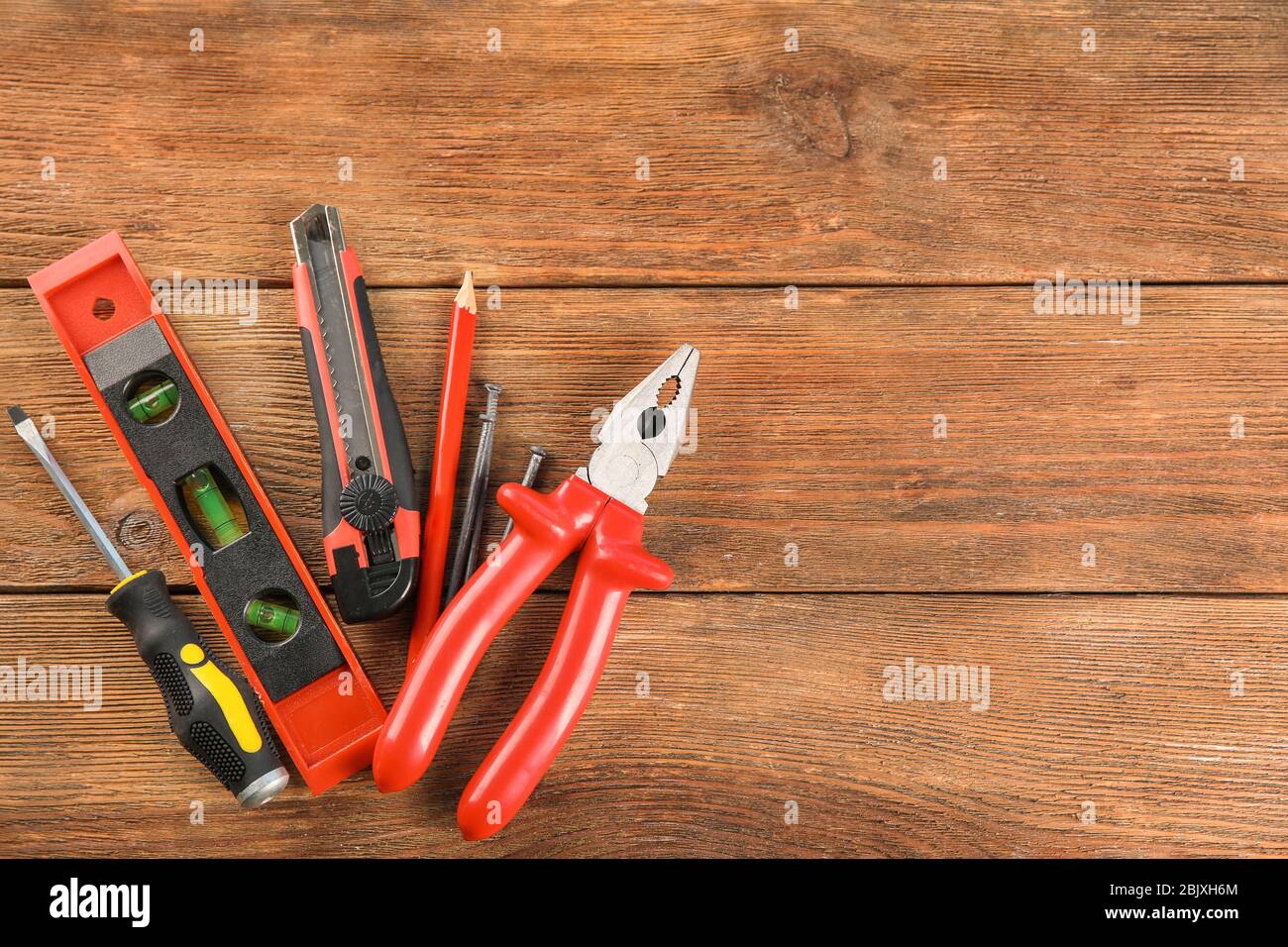 Ensemble d'outils sur fond de bois Banque D'Images