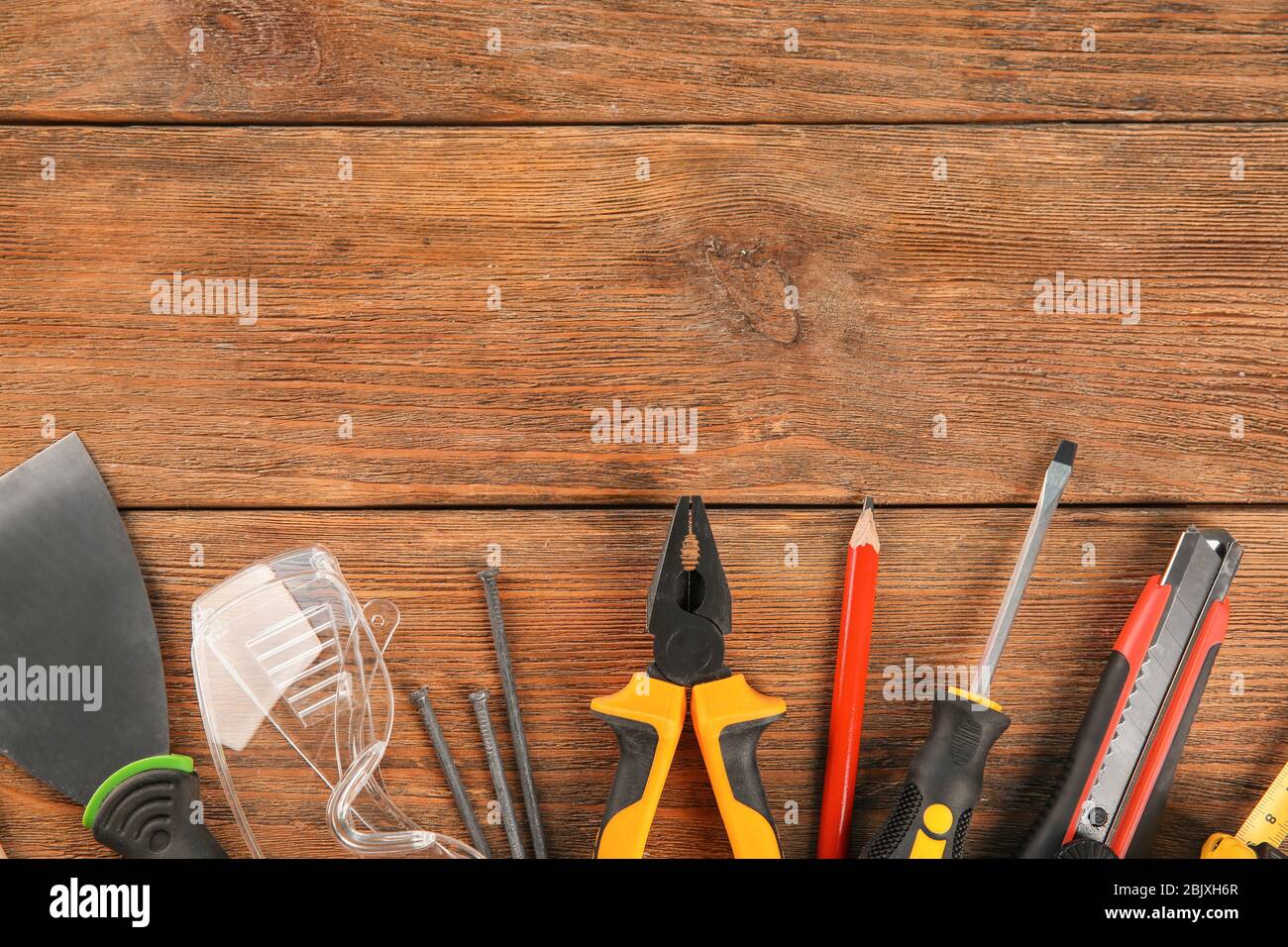 Ensemble d'outils sur fond de bois Banque D'Images