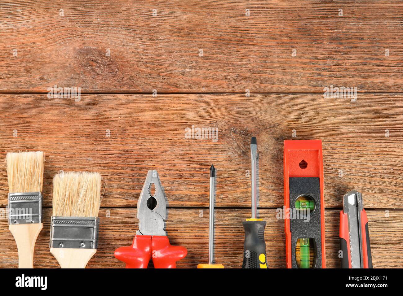 Ensemble d'outils sur fond de bois Banque D'Images