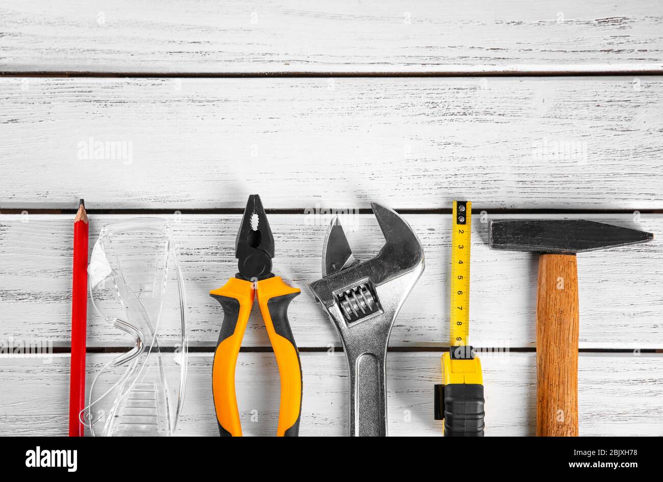 Ensemble d'outils sur fond de bois Banque D'Images