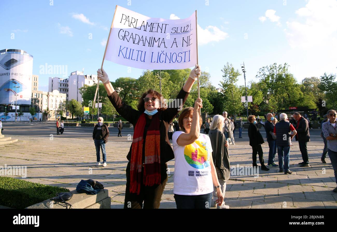 Belgrade, Serbie. 30 avril 2020. Les manifestants ont écrit des bannières en lettres latines serbes, « le Parlement sert les citoyens, et non le culte de la personnalité » lors de la manifestation devant la Chambre du Parlement, dans le cadre de la pandémie de coronavirus COVID-19 en cours. L'opposition serbe et les membres de l'Alliance pour la Serbie ont protesté devant le parlement en s'appuyant sur des politiques gouvernementales visant à enrayer la propagation de la pandémie de COVID-19 causée par le coronavirus du SRAS-COV-2. Crédit: Koca Sulejmanovic/Alay Live News Banque D'Images