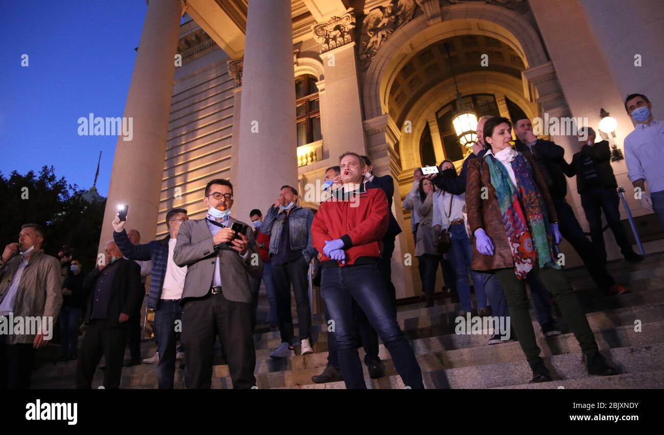 Belgrade, Serbie. 30 avril 2020. Les membres de l'opposition serbe ont fait des sifflements lors de la manifestation devant la Chambre du Parlement, dans le contexte de la pandémie de coronavirus COVID-19 en cours. L'opposition serbe et les membres de l'Alliance pour la Serbie ont protesté devant le parlement en s'appuyant sur des politiques gouvernementales visant à enrayer la propagation de la pandémie de COVID-19 causée par le coronavirus du SRAS-COV-2. Crédit: Koca Sulejmanovic/Alay Live News Banque D'Images