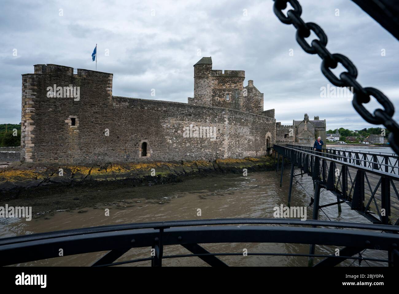 Le château de Blackness construit par Sir George Crichton dans les années 1440, se trouve au bord de la mer Firth of Forth. Cette forteresse ressemble à un navire de pierre, l'Écosse Banque D'Images