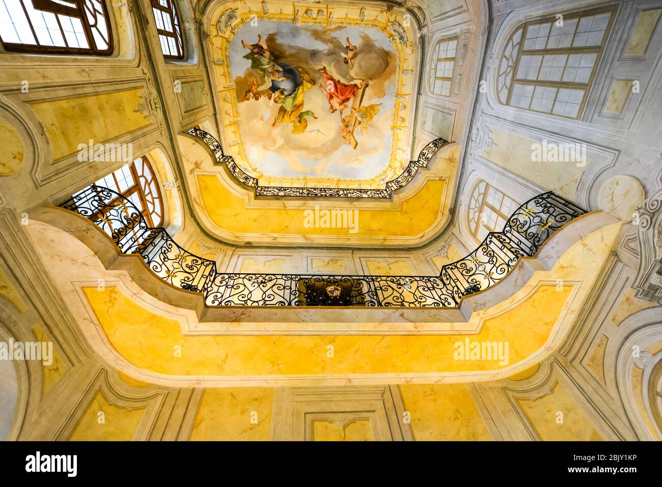 Une belle chambre colorée dans le château de Prague, le complexe de Tchéquie, abrite la couronne et les bijoux, avec un plafond coloré peint. Banque D'Images