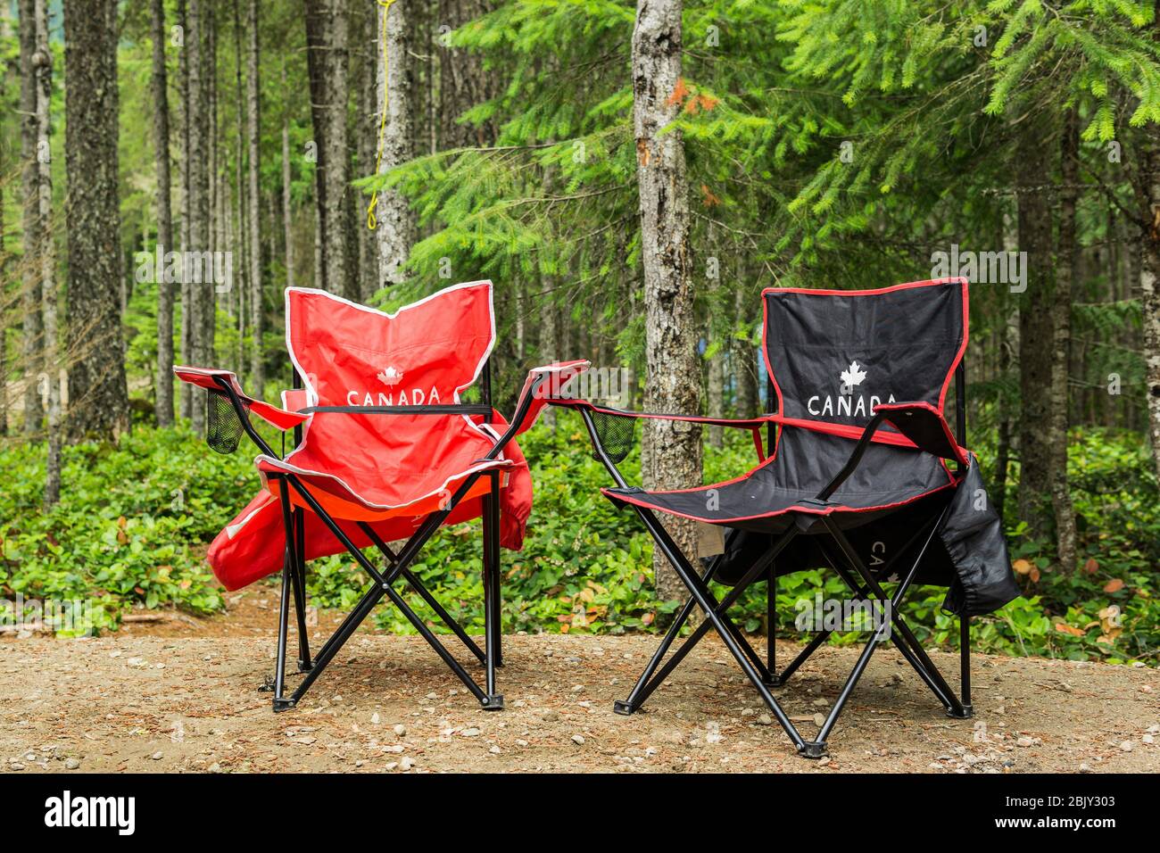 deux chaises de camping au camping dans la forêt verte Photo Stock - Alamy
