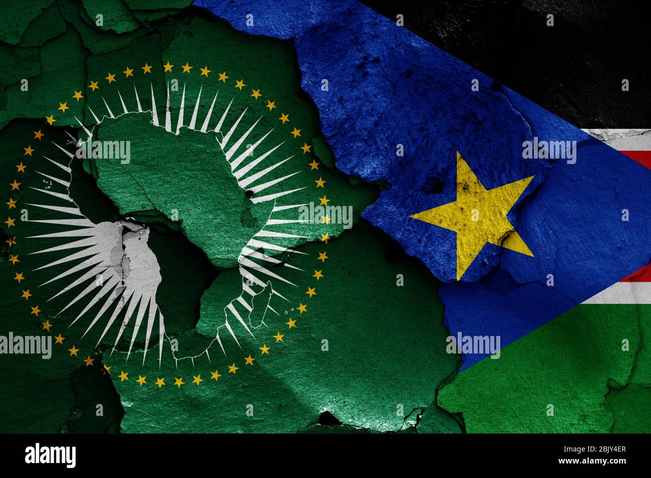 Drapeaux de l'Union africaine et du Soudan du Sud peints sur un mur fissuré Banque D'Images