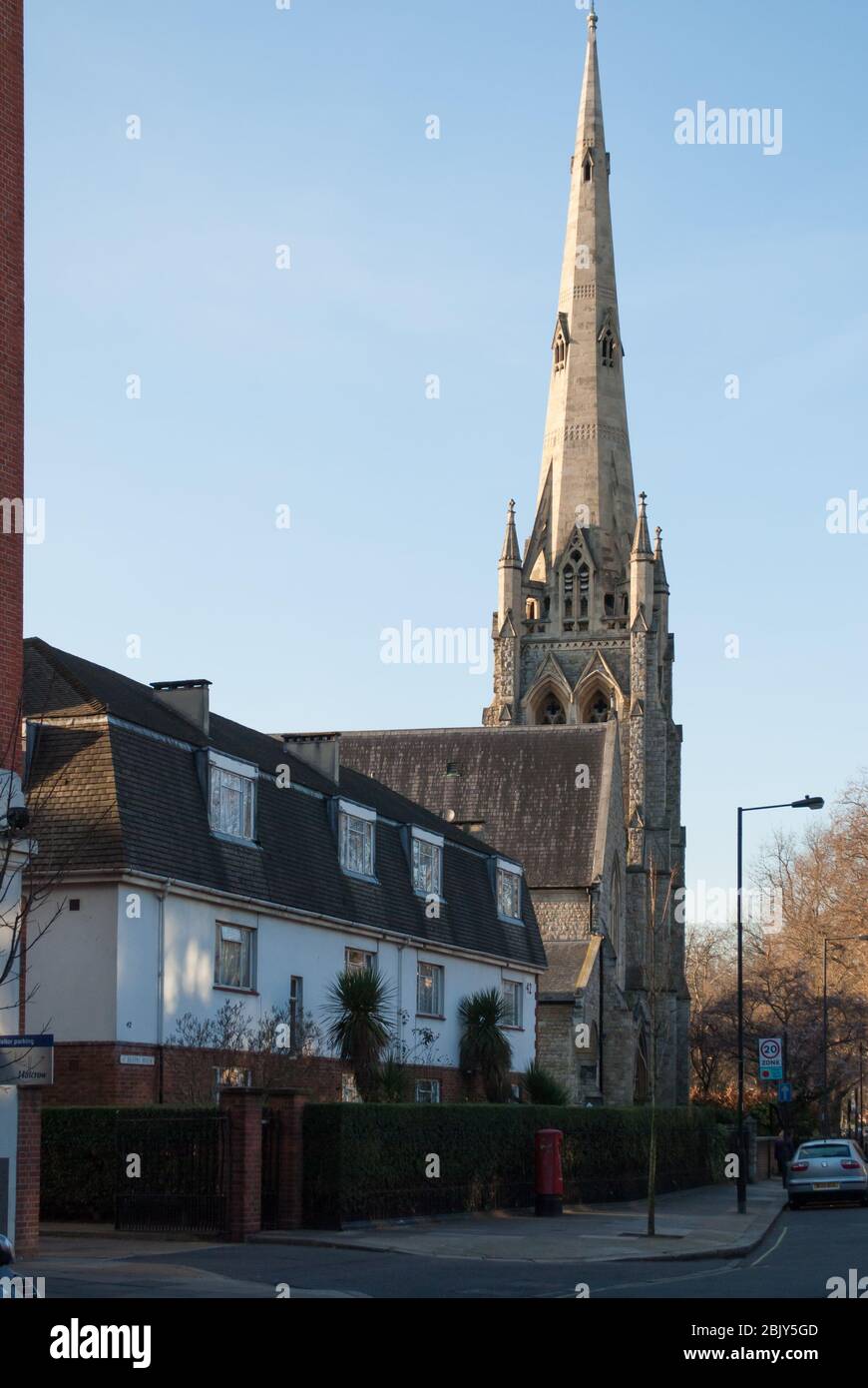 Architecture de renouveau gothique Sainte-Trinité Église catholique romaine Brook Green 41 Brook Green, Hammersmith, Londres W6 par William Wardell Joseph Hansom Banque D'Images