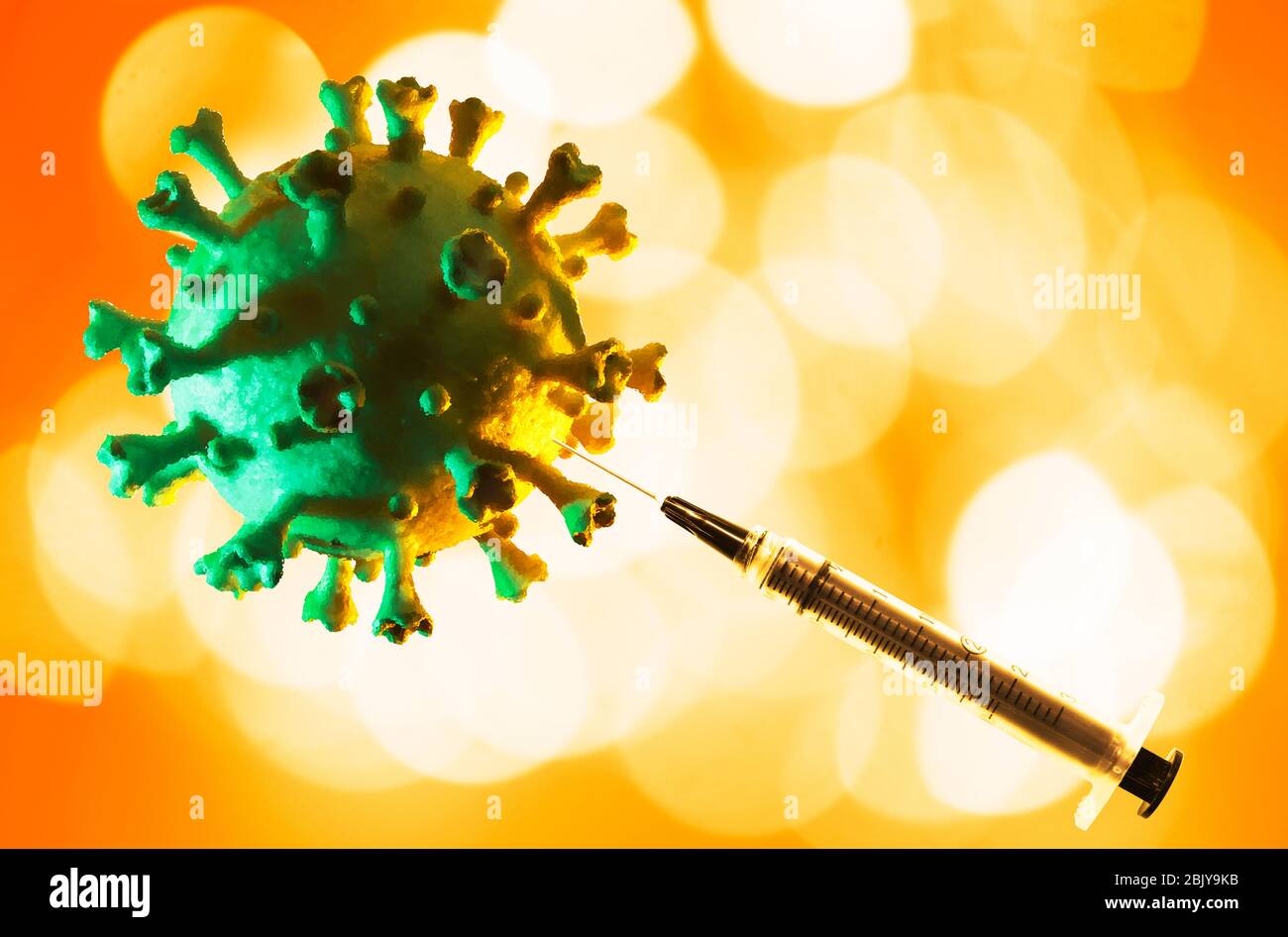 Modèle de coronavirus avec aiguille hypodermique Banque D'Images