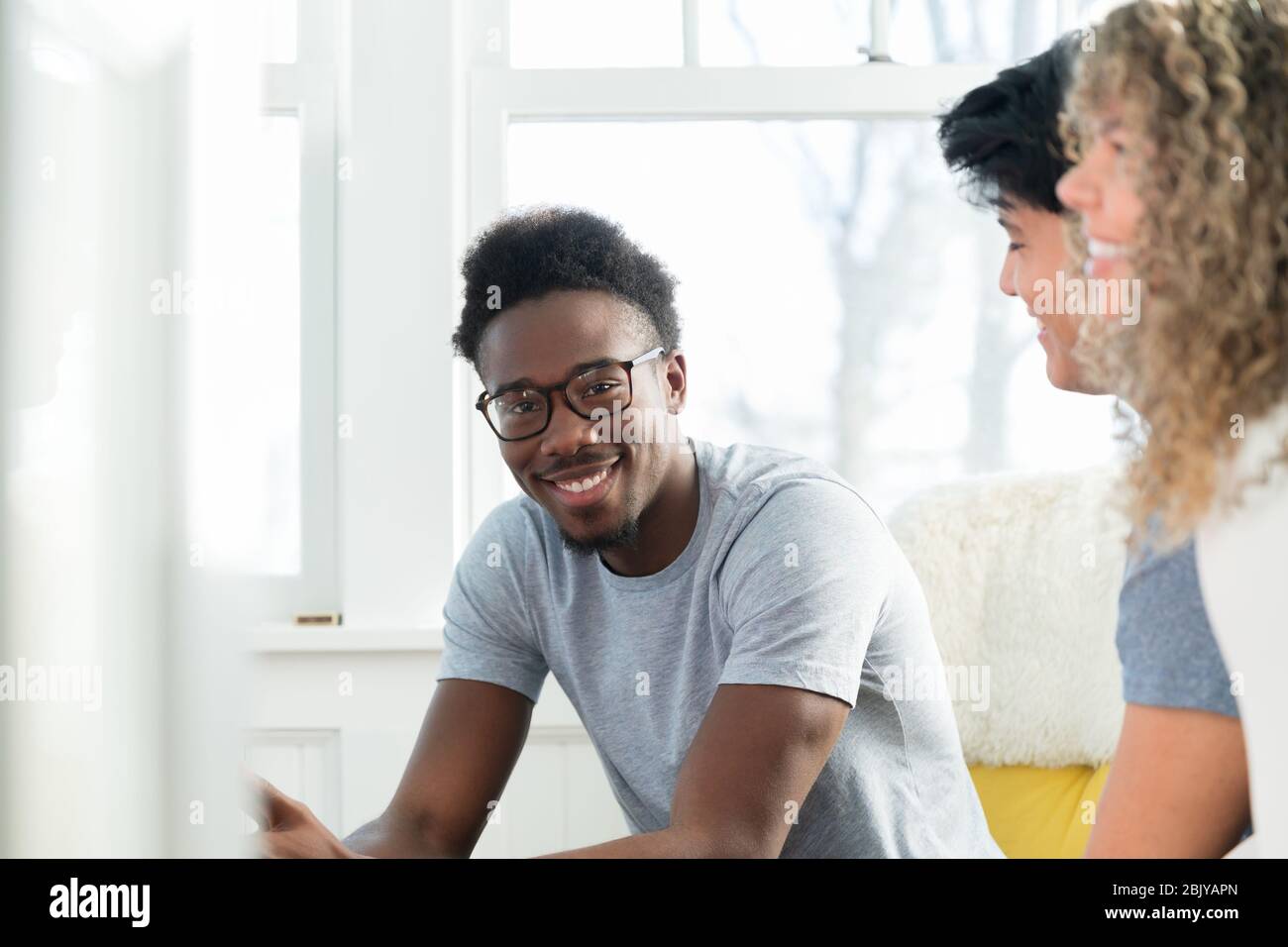 Portrait d'un jeune homme qui se pend avec des amis Banque D'Images