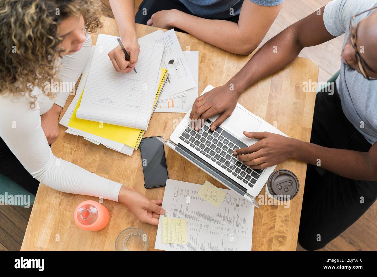 L'équipe d'affaires travaillent ensemble Banque D'Images