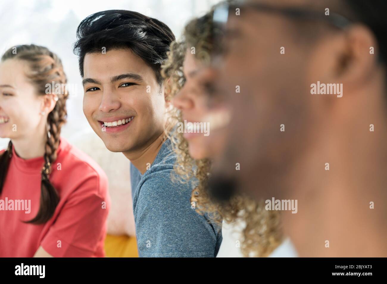 Groupe d'amis riant together Banque D'Images