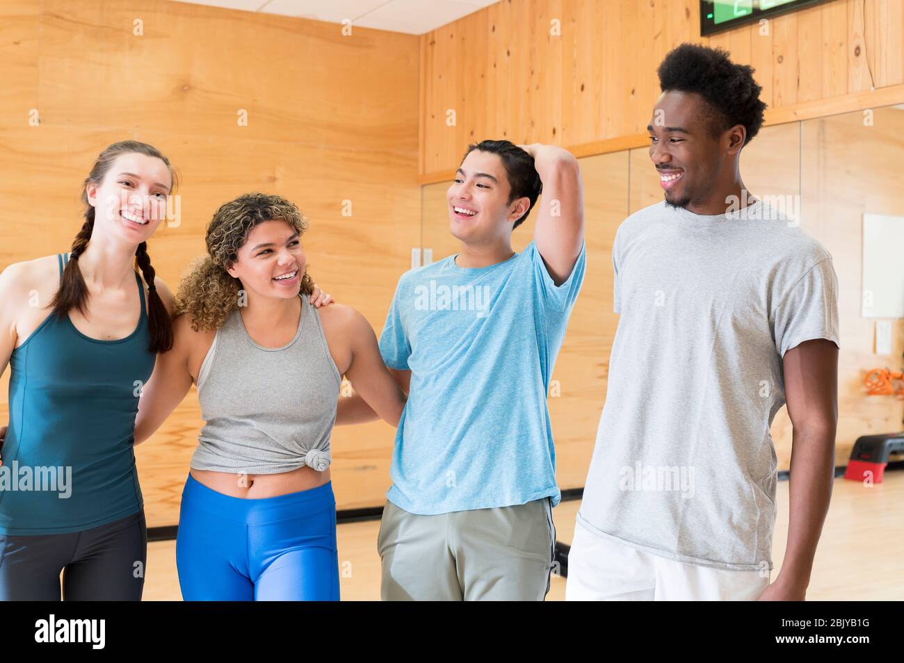 Amis ensemble au gymnal Banque D'Images