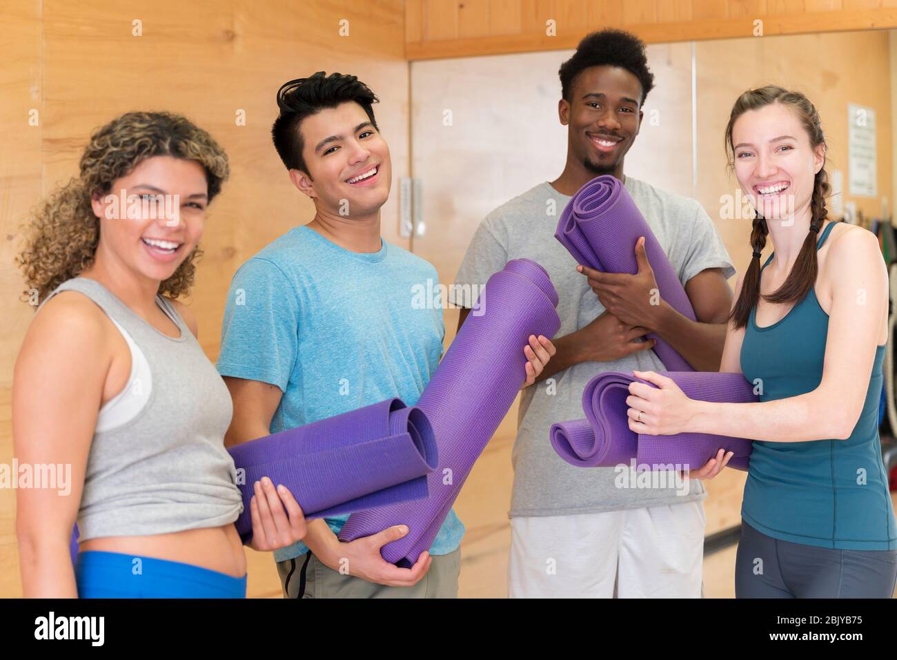 Groupe d'amis avant la classe de yoga Banque D'Images