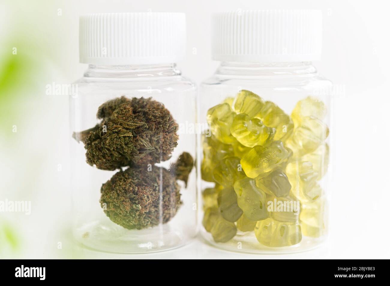Le cannabis et les gummi en pots Banque D'Images