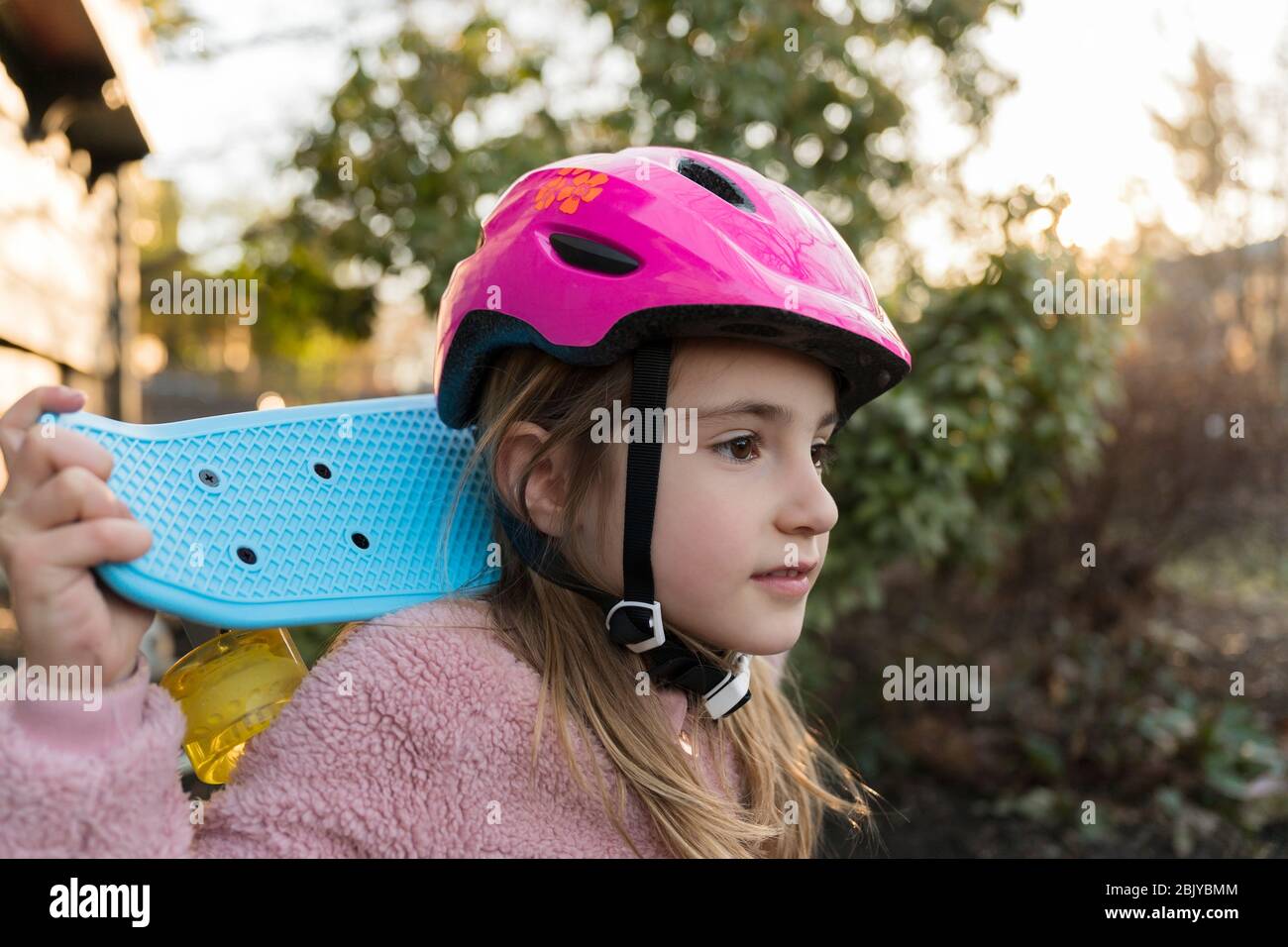 Portrait d'une fille avec skateboard Banque D'Images