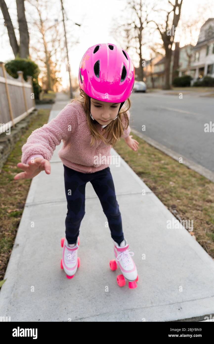 Fille apprenant à rollerskate Banque D'Images