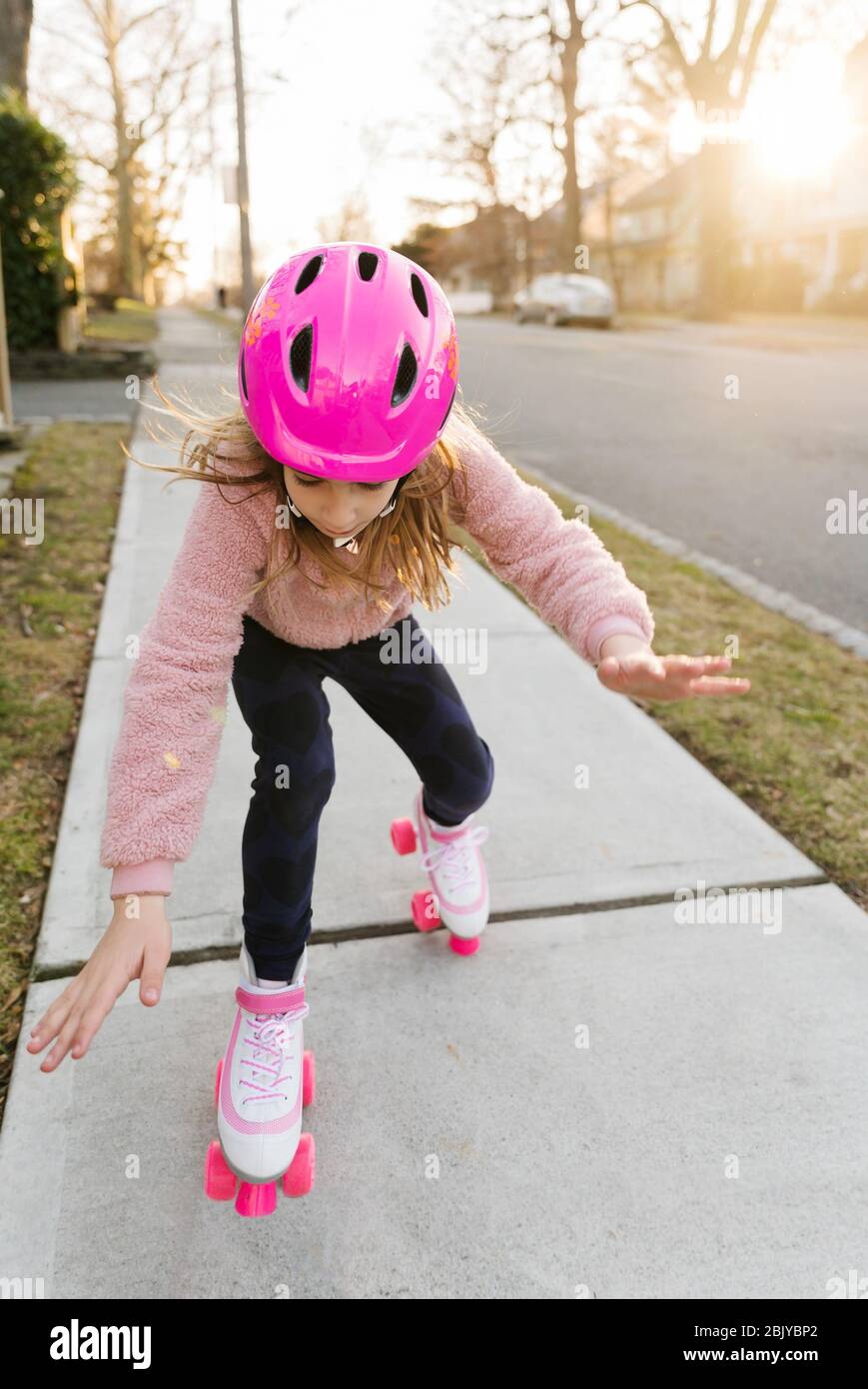 Rollerskating fille perdant l'équilibre Banque D'Images