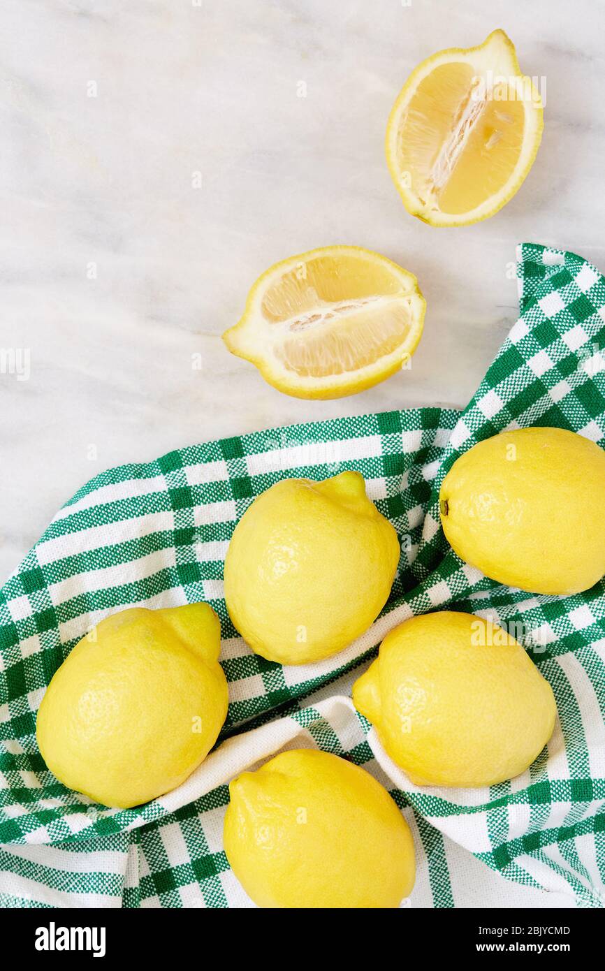 Citron frais sur chiffon vert Banque D'Images