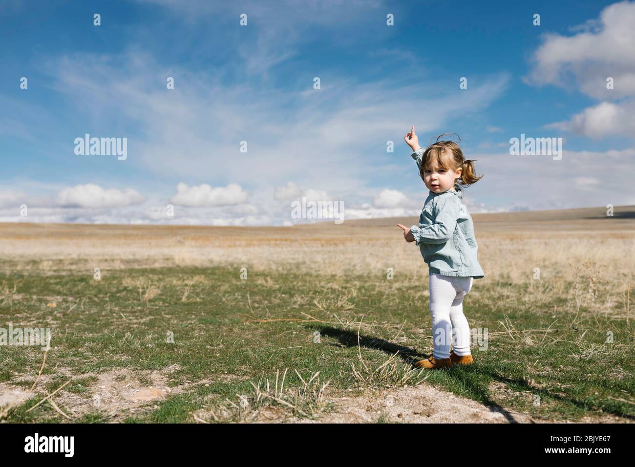 Fille (2-3) pointant vers le ciel Banque D'Images