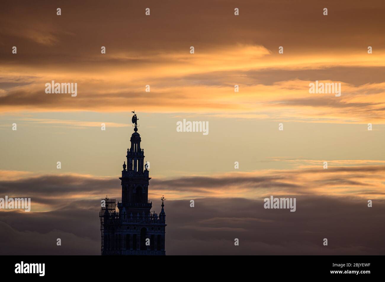 LA TOUR GIRALDA, TOUR BELL DE LA CATHÉDRALE DE SÉVILLE, SÉVILLE, ESPAGNE Banque D'Images