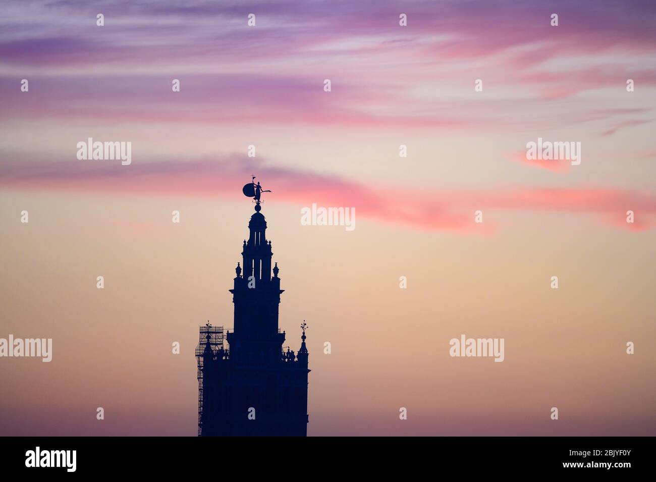 VUE SUR LA TOUR GIRALDA, SÉVILLE, ANDALOUSIE, ESPAGNE Banque D'Images