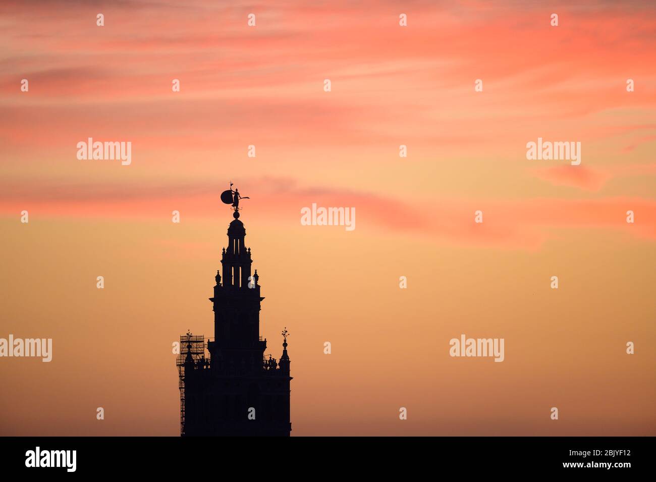 VUE SUR LA TOUR GIRALDA, SITE CLASSÉ AU PATRIMOINE MONDIAL DE L'UNESCO, SÉVILLE, ANDALOUSIE ESPAGNE Banque D'Images