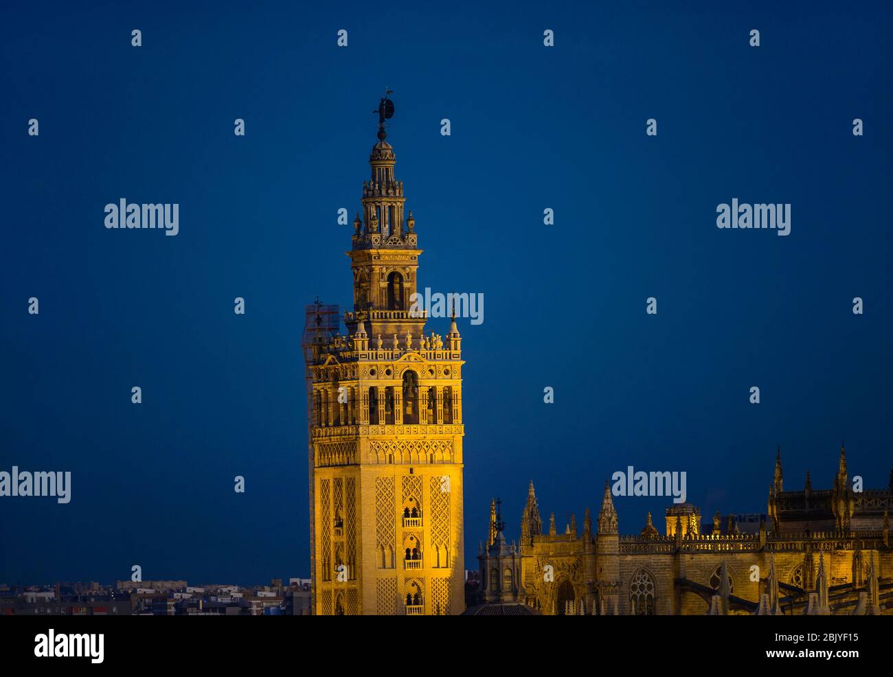 VUE SUR GIRALDA ET LA CATHÉDRALE DE SÉVILLE, SÉVILLE, ANDALOUSIE, ESPAGNE Banque D'Images
