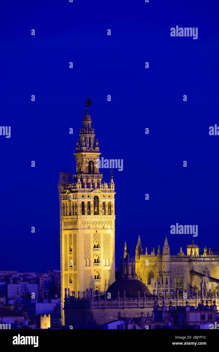 VUE SUR LA TOUR GIRALDA, SITE CLASSÉ AU PATRIMOINE MONDIAL DE L'UNESCO, SÉVILLE, ANDALOUSIE, ESPAGNE Banque D'Images