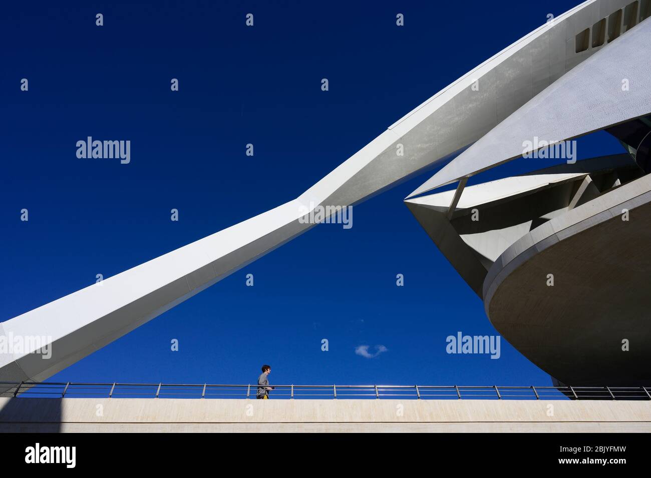 FEMME MARCHANT PAR L'OPÉRA REINA SOFIA PALAU DE LES ARTS, VALENCE, ESPAGNE Banque D'Images