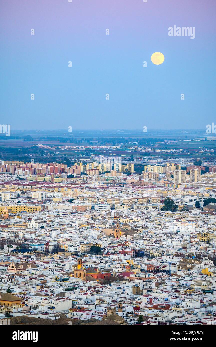 LEVER DE LUNE SUR SÉVILLE, ANDALOUSIE, ESPAGNE Banque D'Images