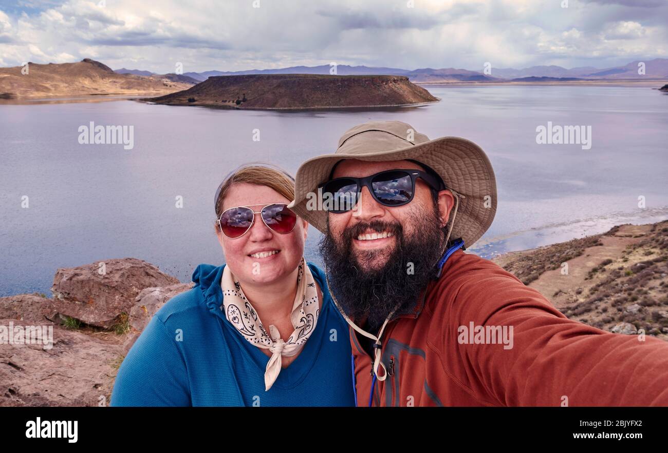 Pérou, Sillustani, Portrait de couple par lac Banque D'Images