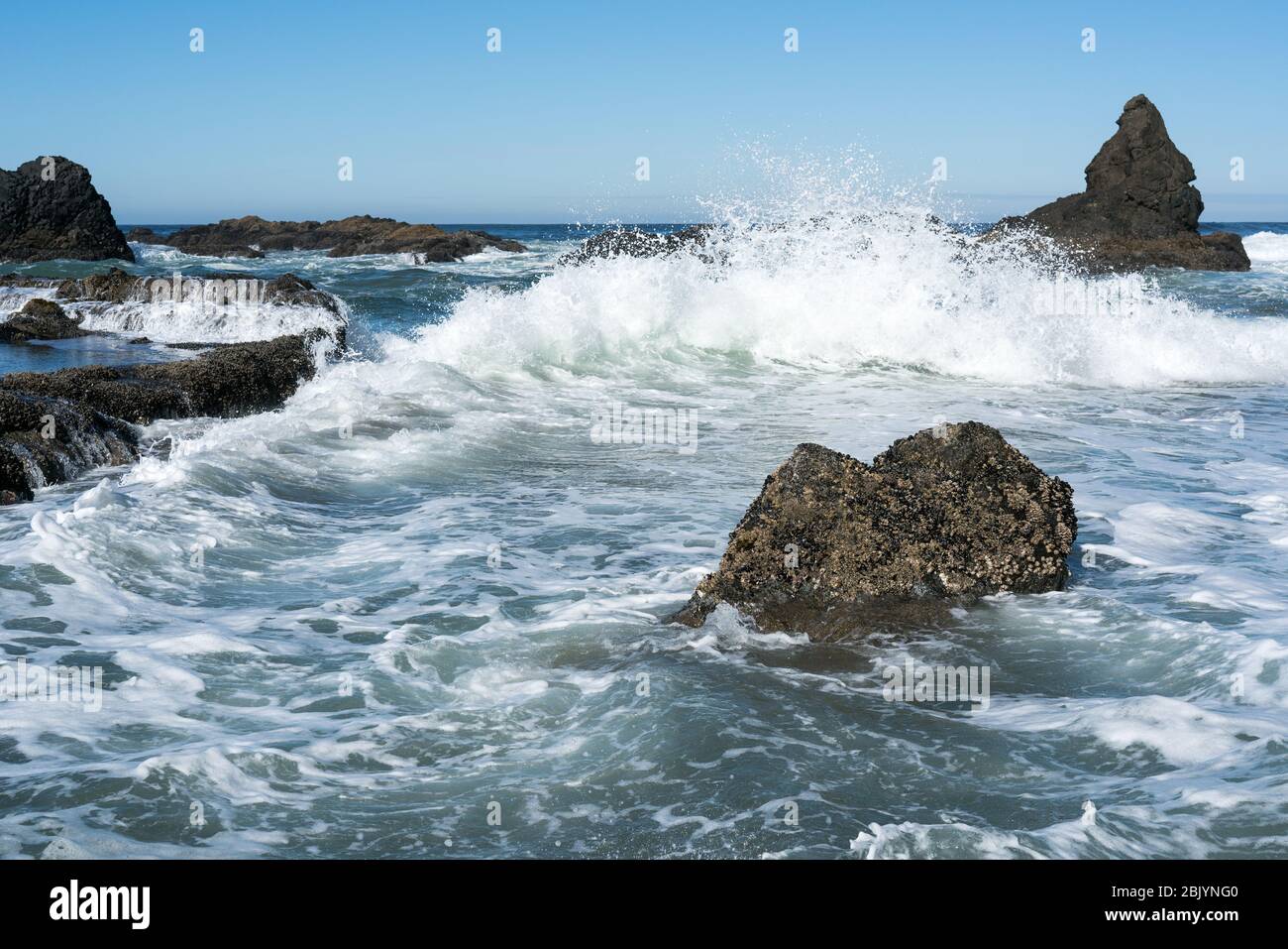 Des vagues fortes qui ont fait retentir le littoral rocheux de l'Oregon - marée haute à Lincoln City Oregon Banque D'Images
