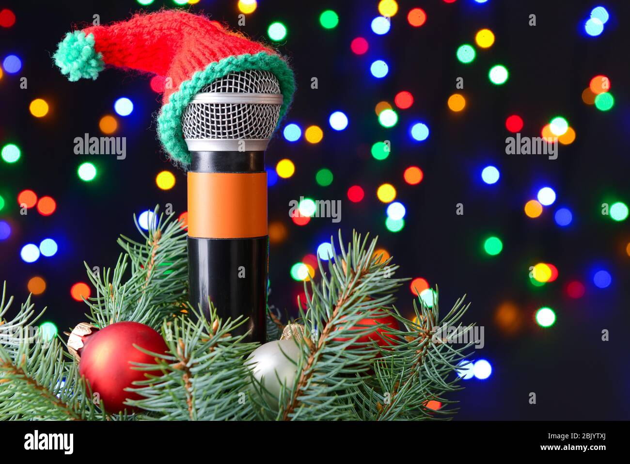 Microphone moderne avec un décor de Noël contre les feux de flou artistique Banque D'Images