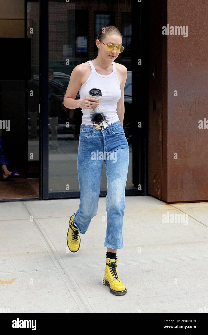 NEW YORK, NY - 26 JUIN: Modèle Gigi Hadid porte des bottes et lunettes de  soleil jaune