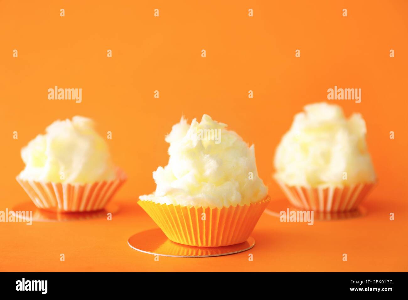 À muffins avec de savoureux Cotton Candy sur un fond de couleur Banque D'Images