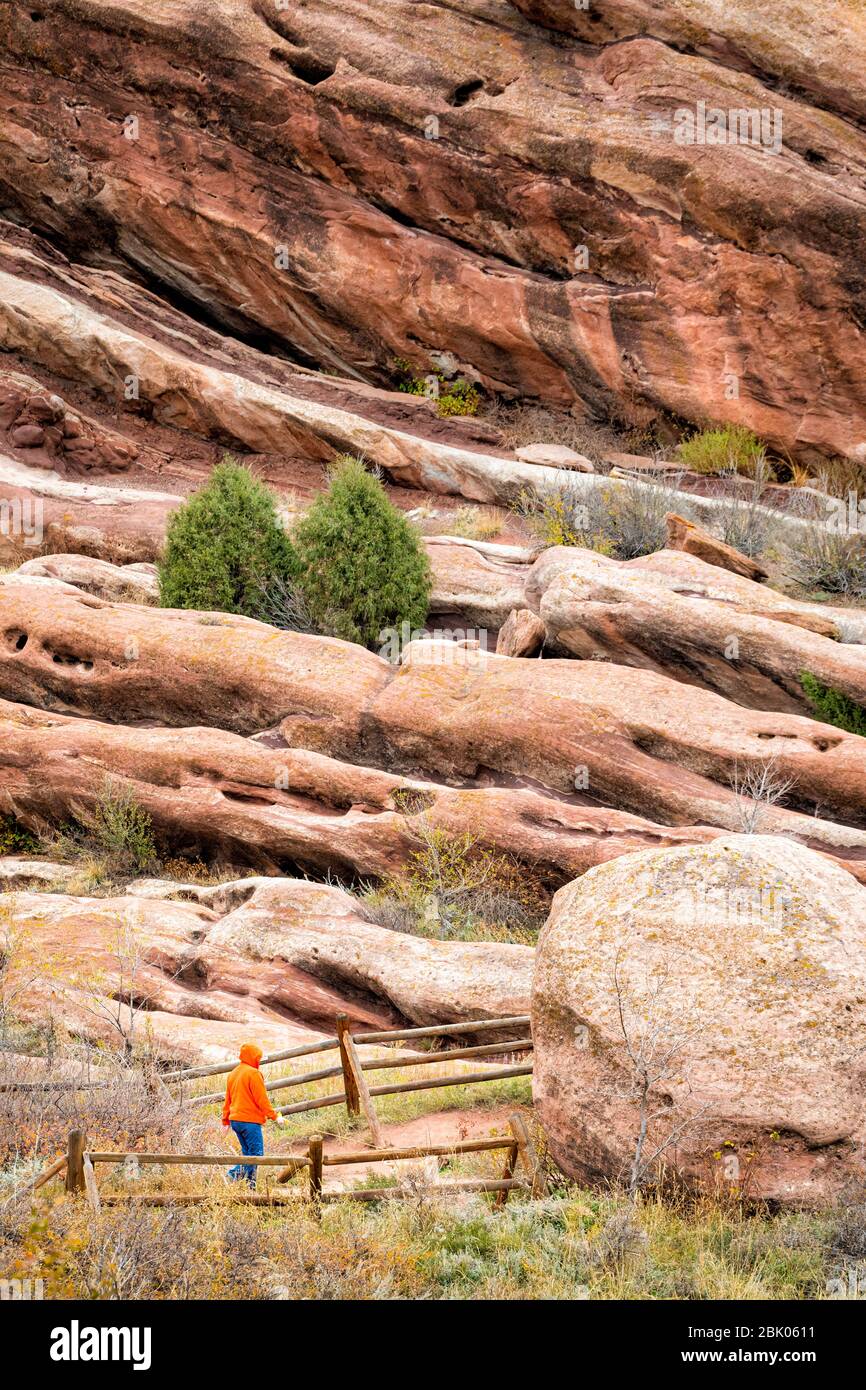 Une personne marche un chien près de l'amphithéâtre Red Rocks juste à l'extérieur de Denver, Colorado, États-Unis. Banque D'Images