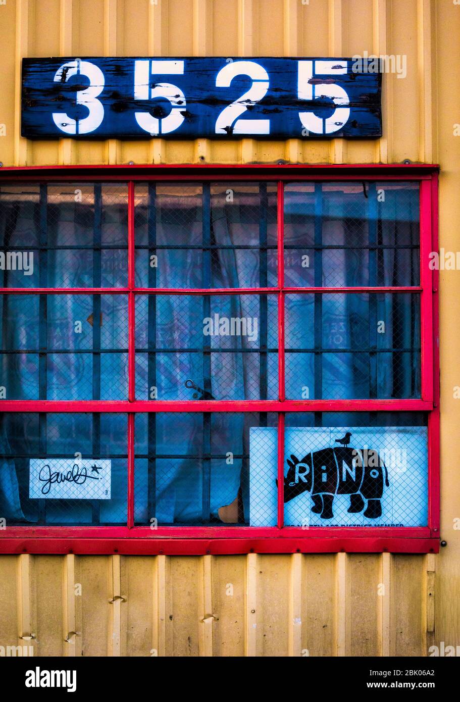 Fenêtre du studio d'art dans le quartier d'art Rino de Denver, Denver, Colorado, États-Unis. Banque D'Images
