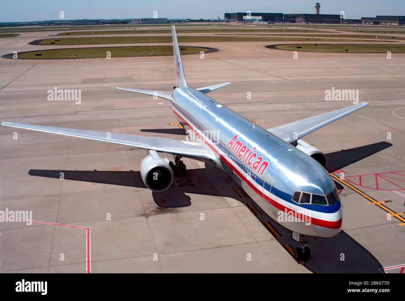 À l'aéroport à l'avion Banque D'Images