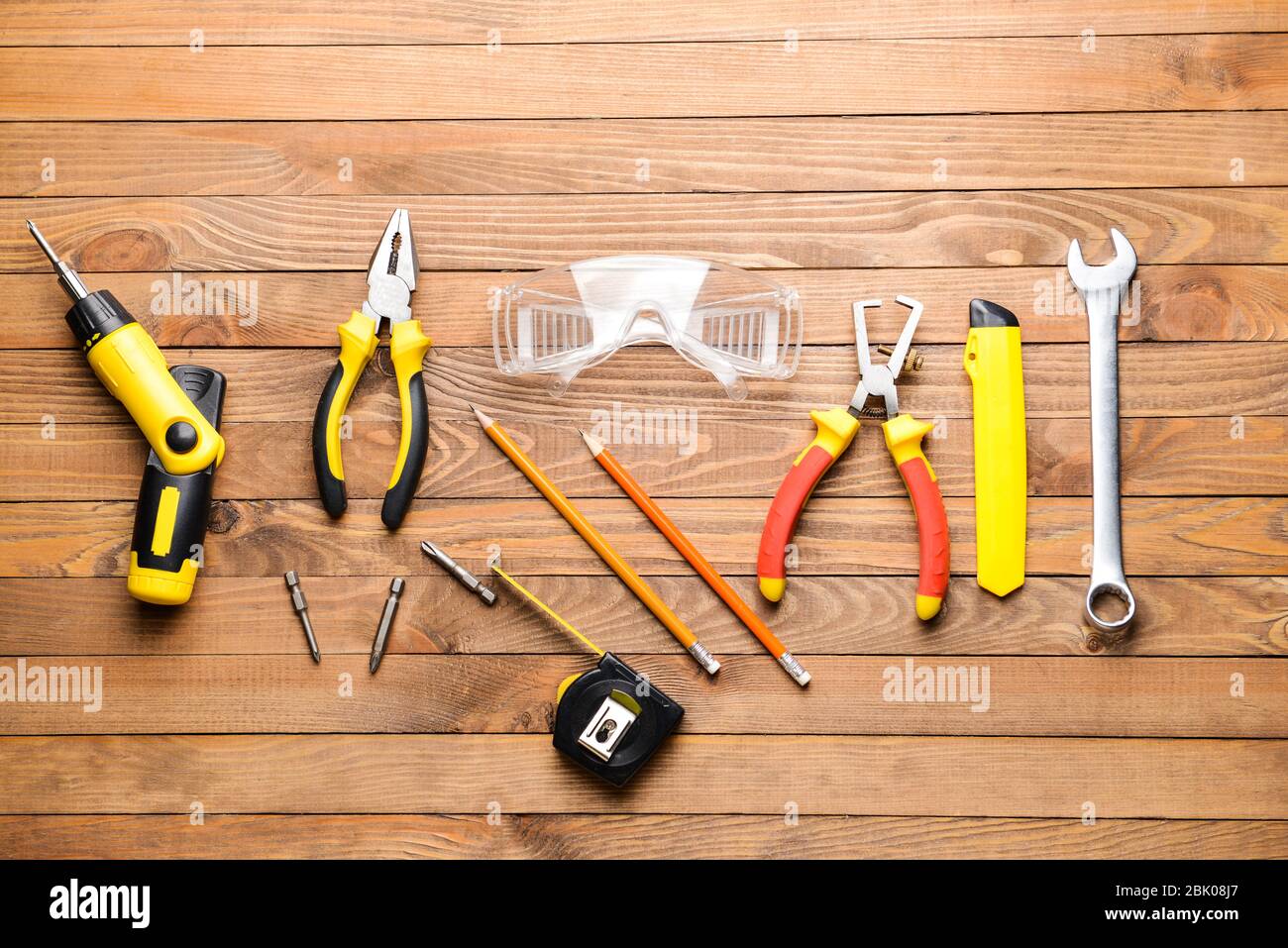 Ensemble d'outils sur fond de bois Banque D'Images