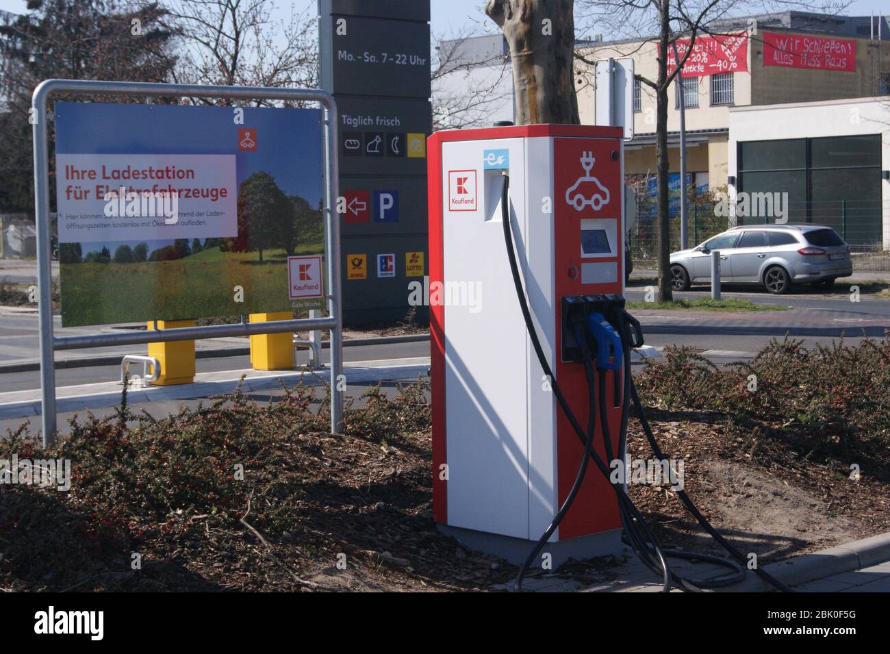 Ladestation für Elektrofahrzeuge auf einem Kaufland-Kundenparkplatz à Berlin-Spandau, Grünhofer Weg Ecke Brunsbütteler Damm. Banque D'Images