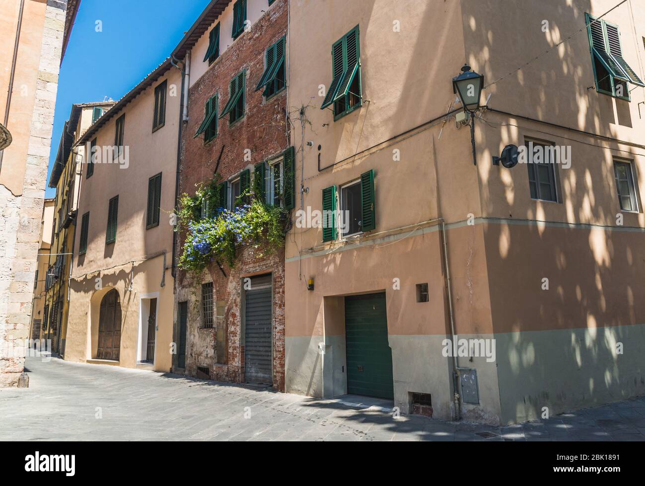 Rues étroites de Lucques ancienne ville avec architecture traditionnelle, Italie. Banque D'Images