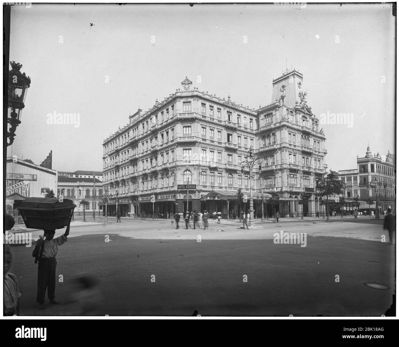 Hotel Avenida, e o edifício da Imprensa Nacional em seguundo plano. Banque D'Images