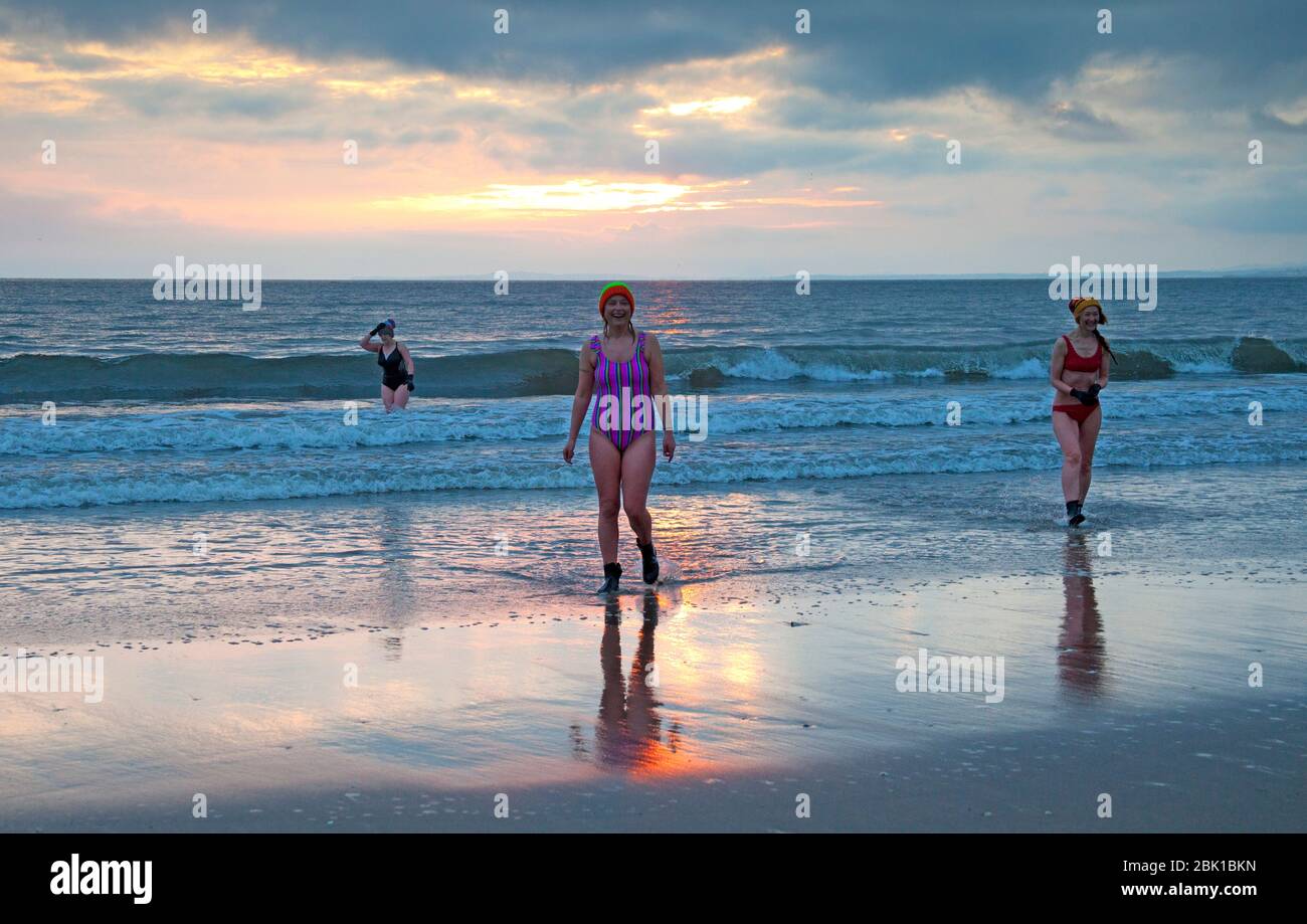 Portobello, Édimbourg, Écosse, Royaume-Uni. 1er mai 2020. Mai le premier plongeon du lever du soleil du mois pour Lorna, Gemma et Inga avec une température de 6 degrés et surtout nuageux. Prendre leur exercice quotidien autorisé et garder une distance sociale les uns des autres. Banque D'Images