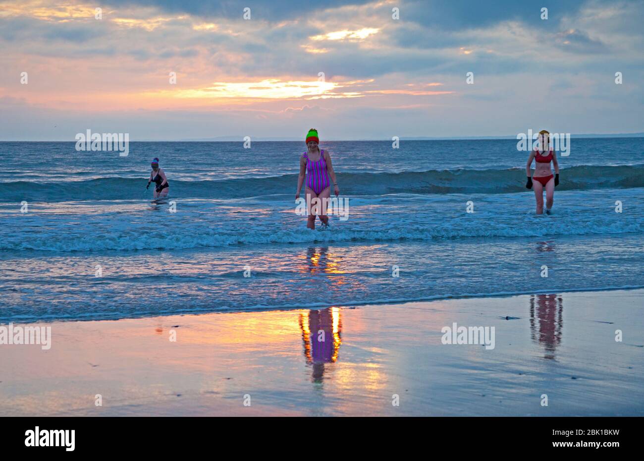 Portobello, Édimbourg, Écosse, Royaume-Uni. 1er mai 2020. Mai le premier plongeon du lever du soleil du mois pour Lorna, Gemma et Inga avec une température de 6 degrés et surtout nuageux. Prendre leur exercice quotidien autorisé et garder une distance sociale les uns des autres. Banque D'Images