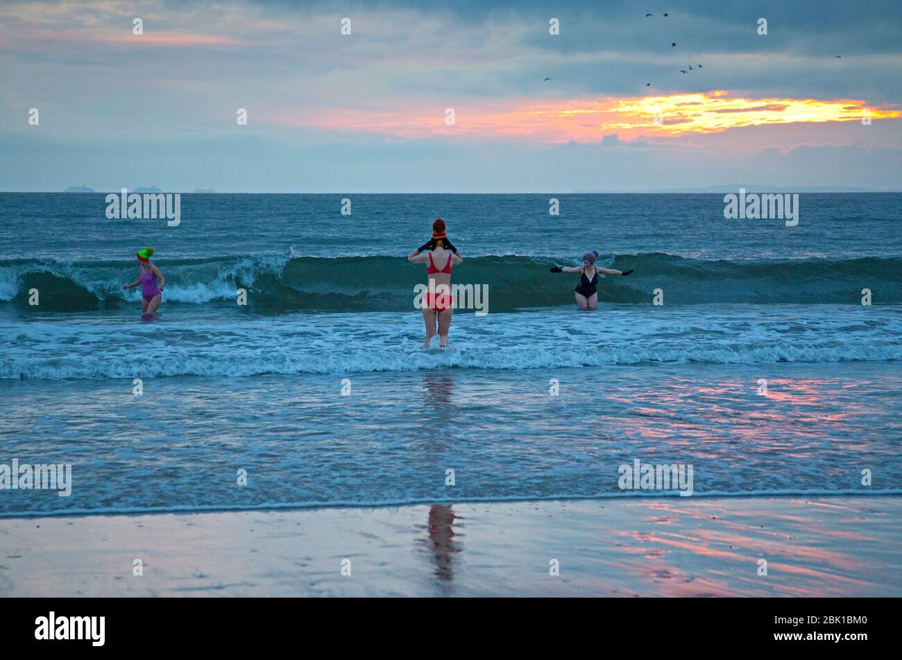 Portobello, Édimbourg, Écosse, Royaume-Uni. 1 mai 2020. Mai le premier lever de soleil de la trempage du mois pour Gemma, Inga et Lorna, avec une température de 6 degrés et principalement nuageux. Prendre leur exercice quotidien autorisé et garder une distance sociale les uns des autres. Crédit: Arch Banque D'Images