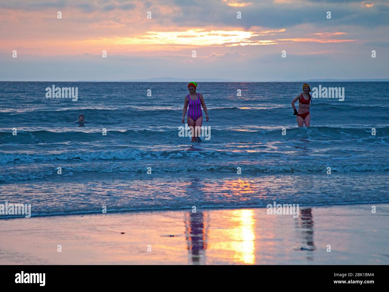 Portobello, Édimbourg, Écosse, Royaume-Uni. 1er mai 2020. Mai le premier plongeon du lever du soleil du mois pour Lorna, Gemma et Inga avec une température de 6 degrés et surtout nuageux. Prendre leur exercice quotidien autorisé et garder une distance sociale les uns des autres. Banque D'Images