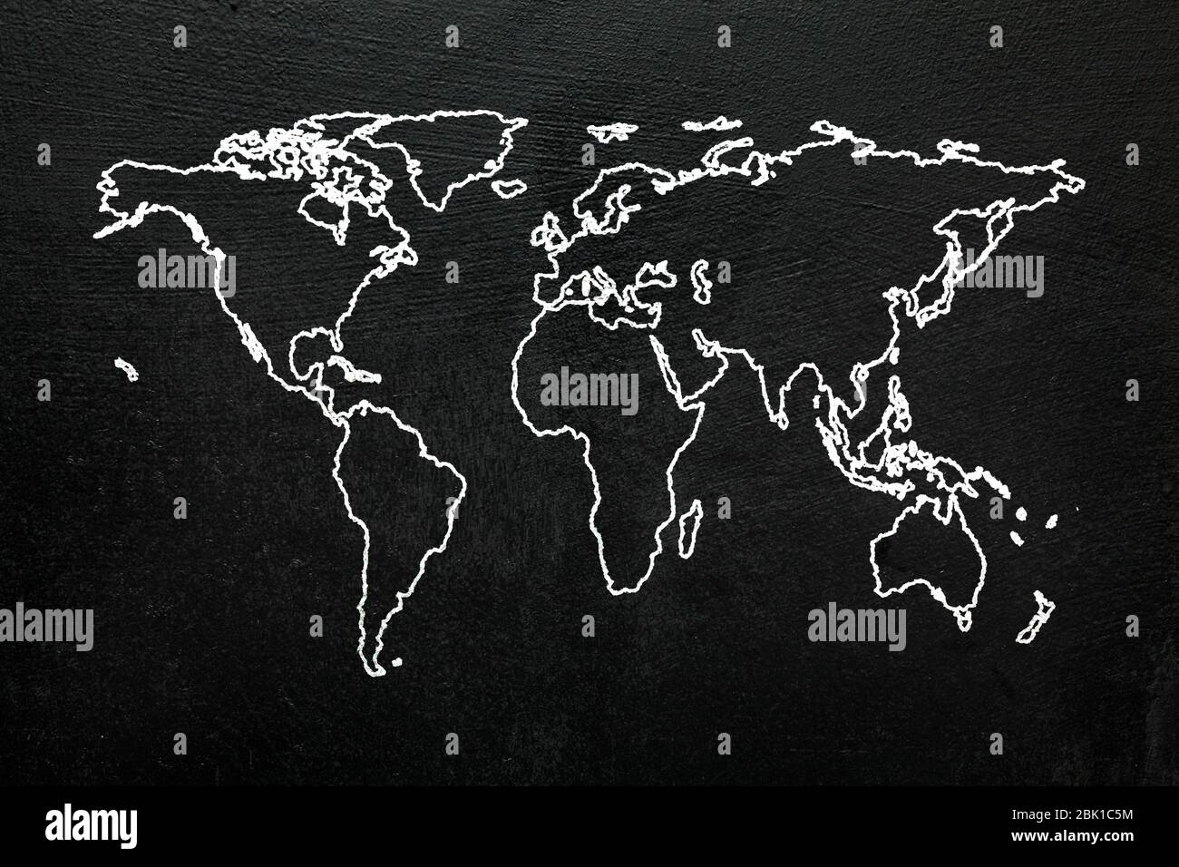 Carte Du Monde Sur Le Tableau Noir Esquissez La Carte Stylisee Du Monde Avec Tous Les Continents Avec De La Craie Blanche Sur Un Tableau Noir Photo Stock Alamy