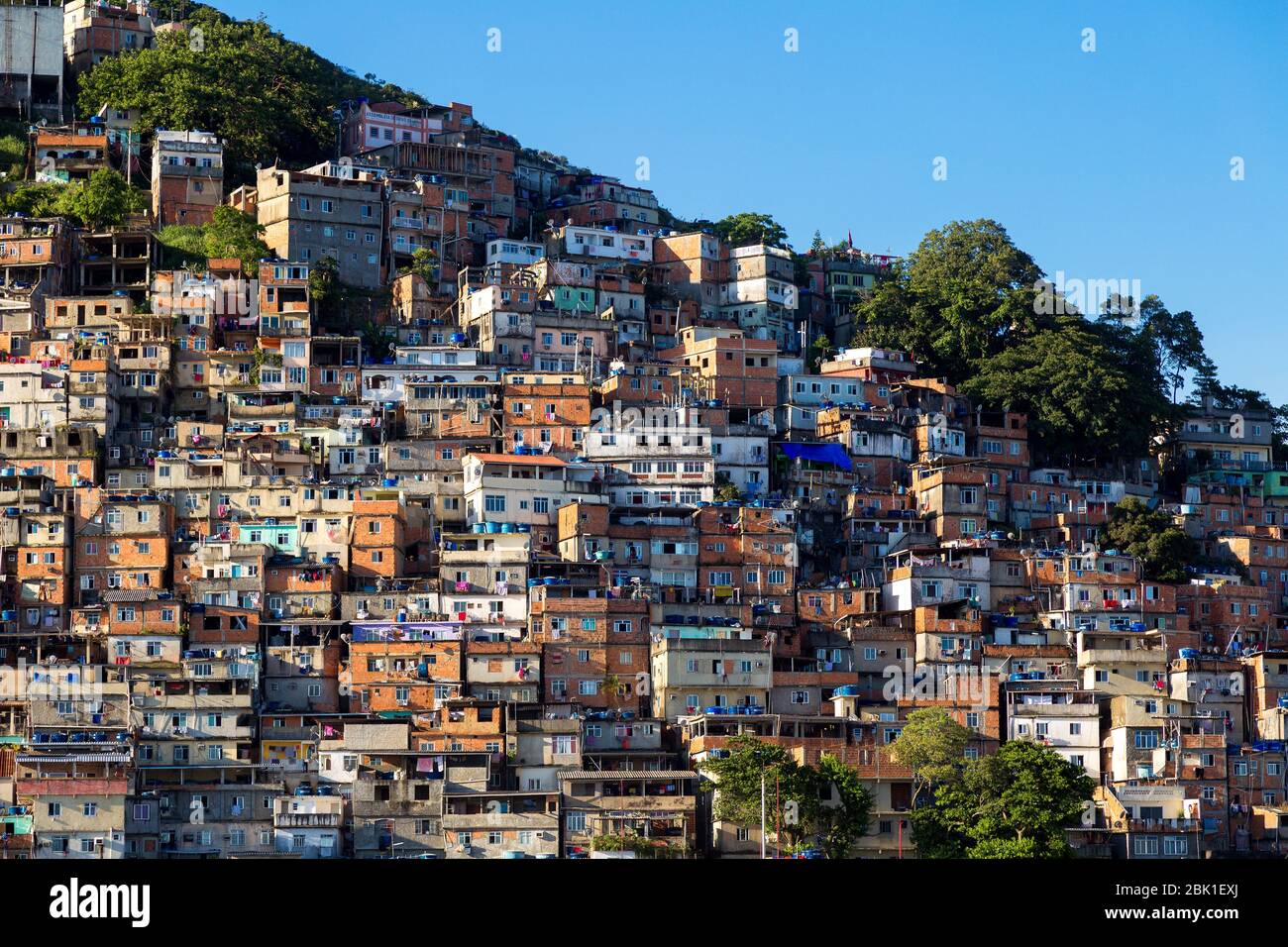 Favela De Rio De Janeiro Bresil Maisons Colorees Dans Une Colline Zona Sul De Rio Quartiers Pauvres De La Ville Photo Stock Alamy