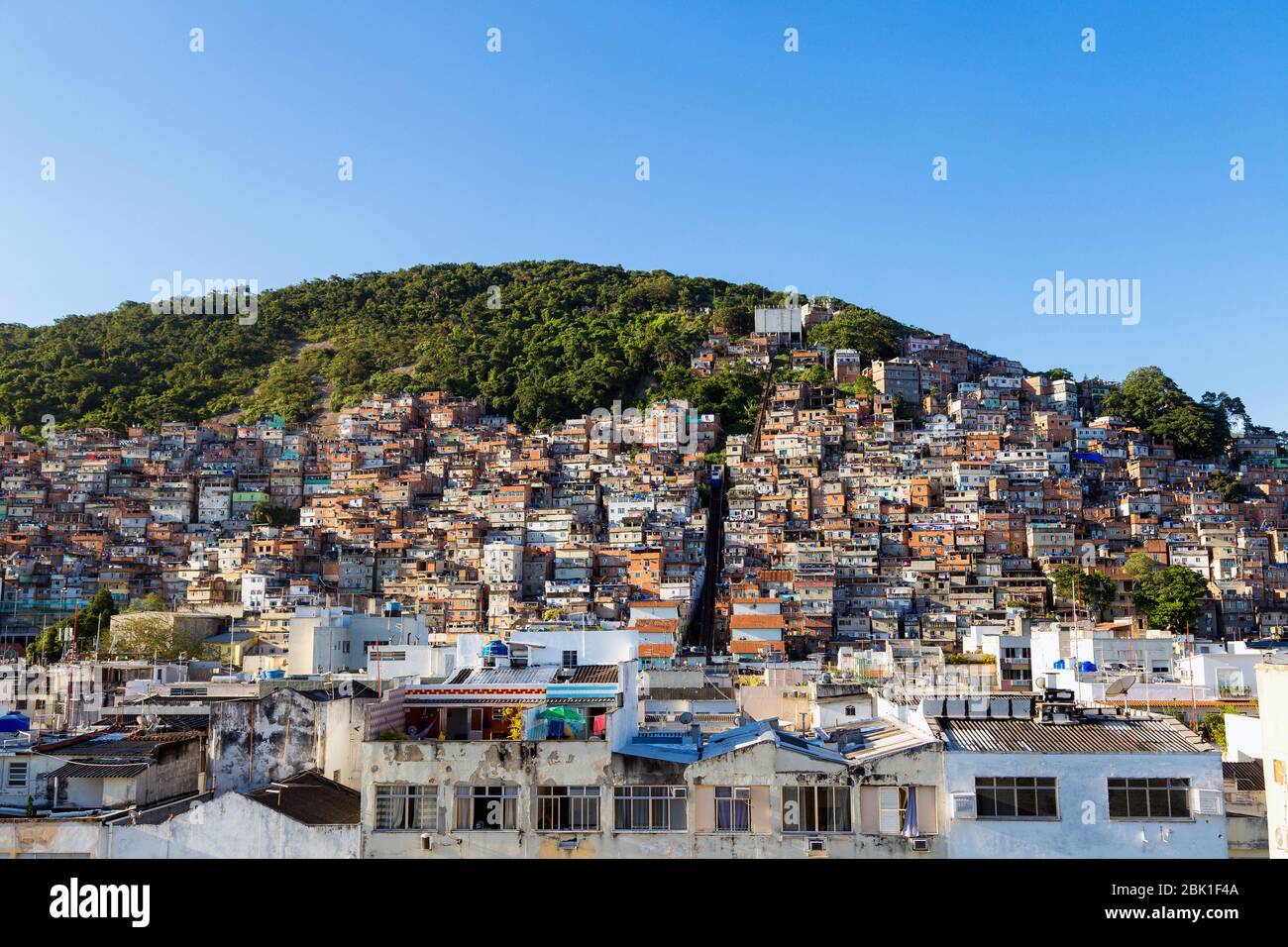 Favela De Rio De Janeiro Bresil Maisons Colorees Dans Une Colline Zona Sul De Rio Quartiers Pauvres De La Ville Photo Stock Alamy