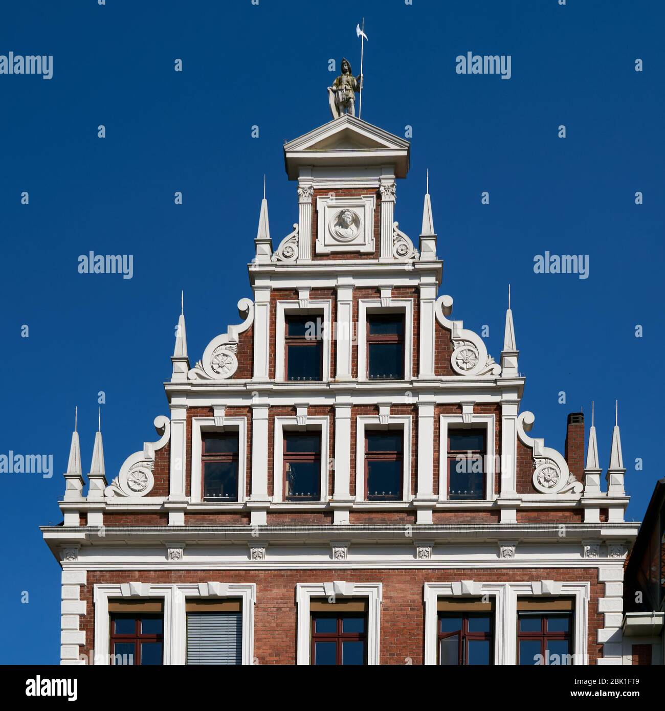 Maison avec briques et a fait étagé gables dans une vieille ville du nord de l'Allemagne Banque D'Images